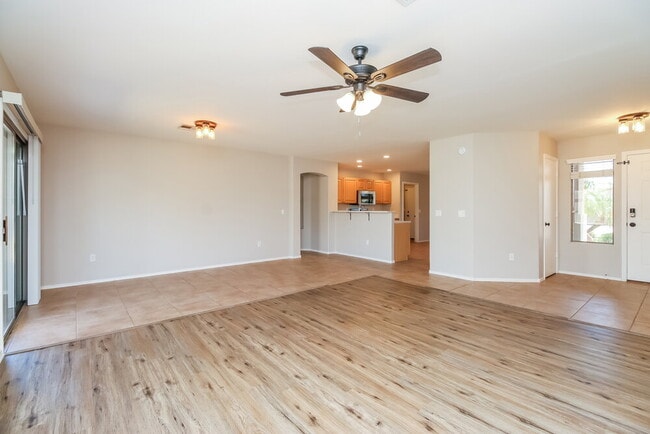 Foto del edificio - 9300 E Fairbrook St