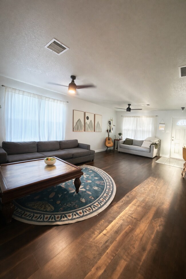 Foto del edificio - 630 San Augustine Blvd