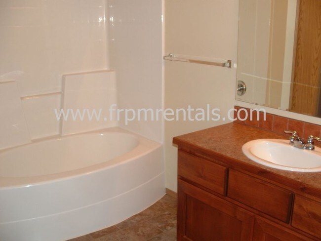 Building Photo - Adorable 2 Bed/ 1 Bath