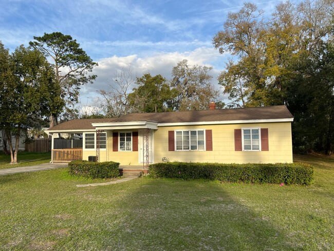 Building Photo - 3 Bedroom, 1 Bath home in Live Oak with la...