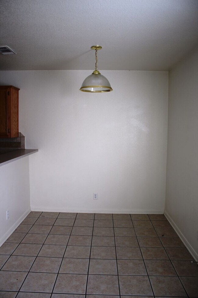 Building Photo - 1402 Chips Dr