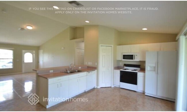 Building Photo - 3503 SW 12th Ave