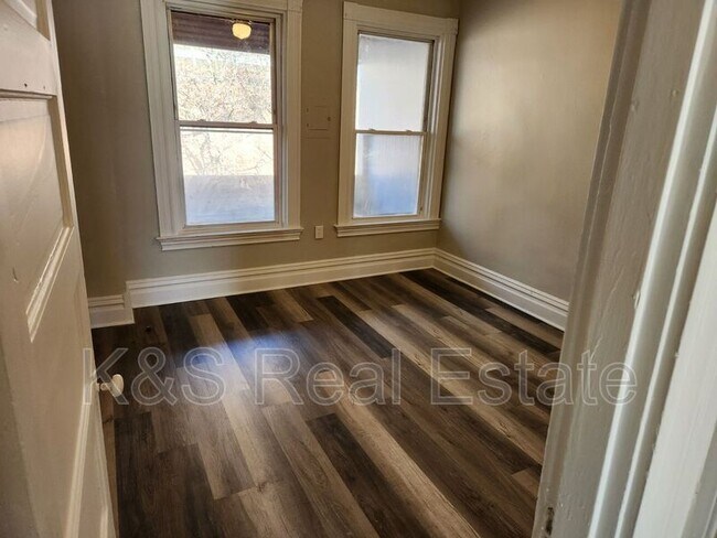 Building Photo - 556 Middle Ave