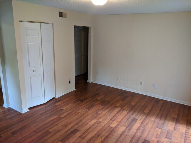Building Photo - 1607 Cedarview Ct