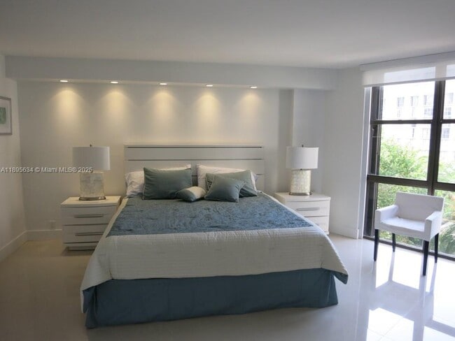 Foto del edificio - 1111 Crandon Blvd