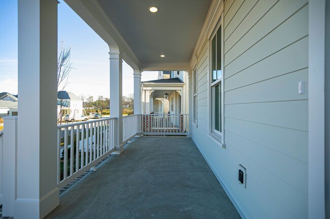 Building Photo - Luxurious 3 Bedroom Home w/ Bonus Room and...
