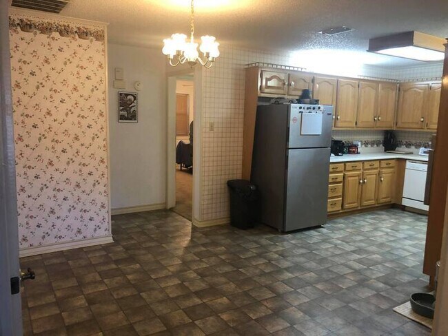 Foto del edificio - 2 bedroom 2 bath well maintained home clos...