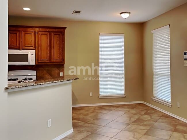 Building Photo - 2718 Lakecrest Way Dr