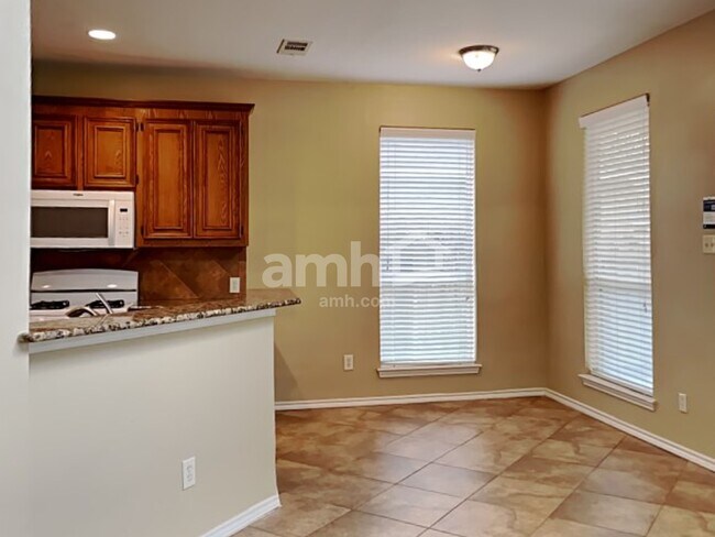 Foto del edificio - 2718 Lakecrest Way Dr