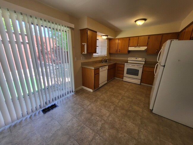 Building Photo - Duplex with Yard and Garage- PETS WELCOME-...