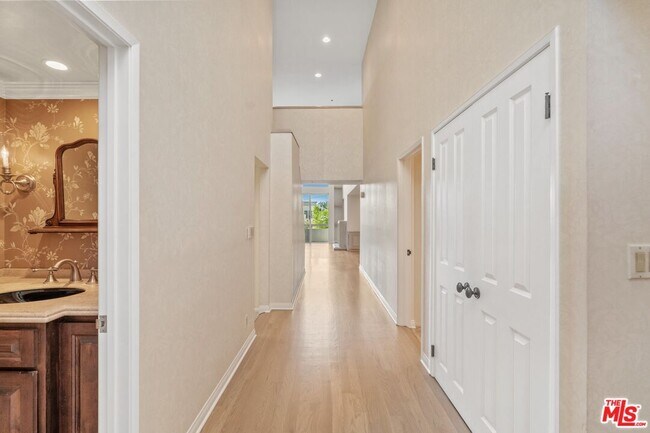 Foto del edificio - 410 S Barrington Ave