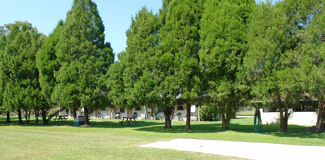 Building Photo - Lake Rousseau Apartments