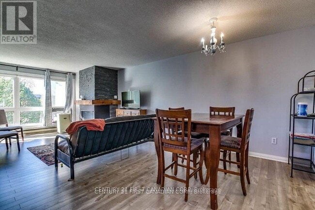 Building Photo - 5 Jacksway Crescent