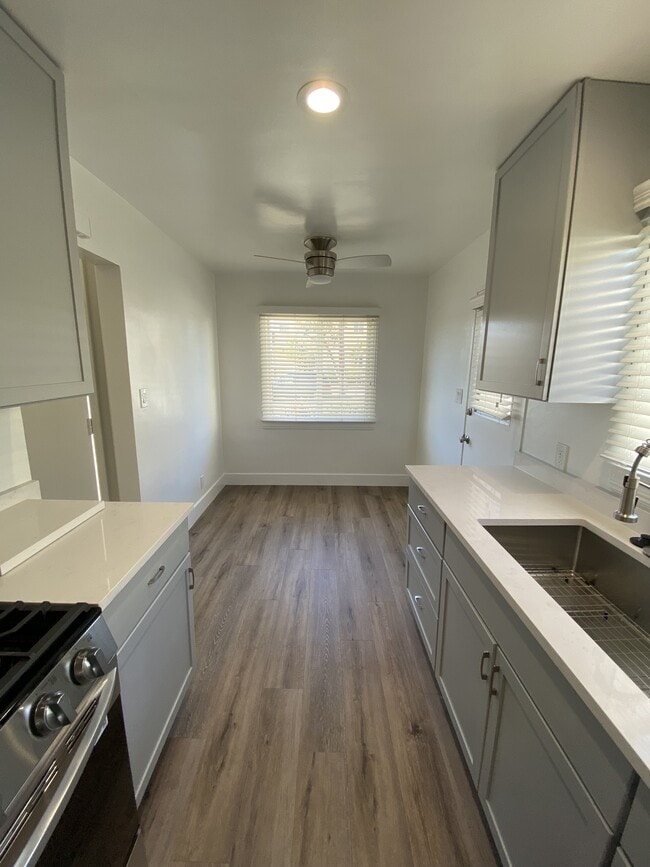 Cocina con vista al comedor - 14316 Condon Ave