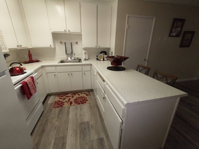 Downstairs Kitchen - Hunters Landing
