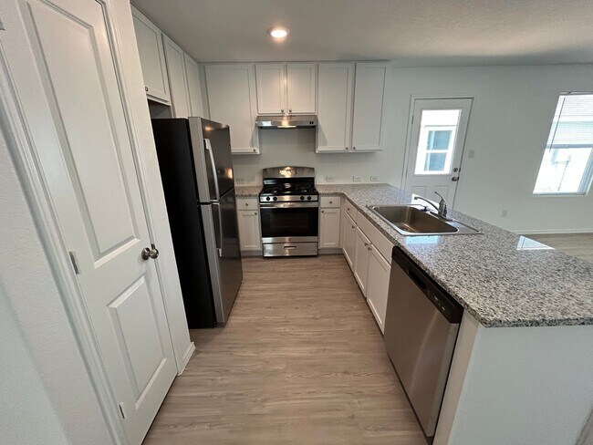 Foto del edificio - **APPLICATION RECEIVED** BEAUTIFUL 3 Bedroom / 2 Bath Home w/ Community Park & Pool!