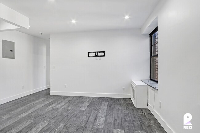 Foto del edificio - 65 Seaman Ave
