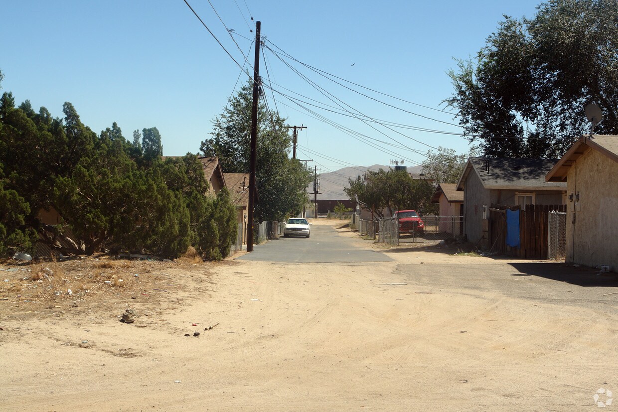 Foto del edificio - 16499 Smoketree St