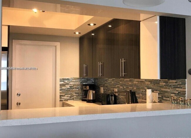 Building Photo - 1817 S Ocean Dr