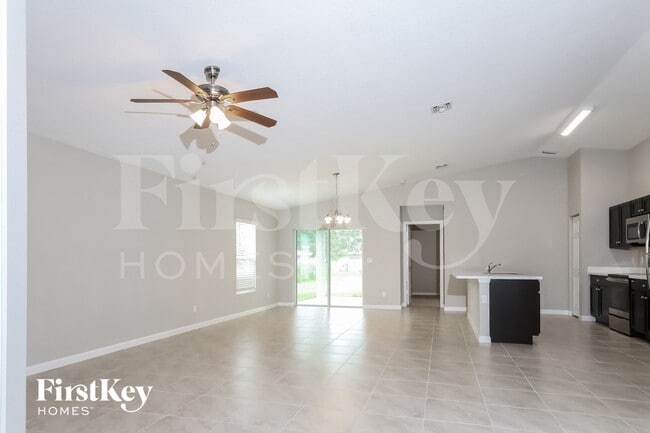 Building Photo - 713 SE Lansdowne Ave