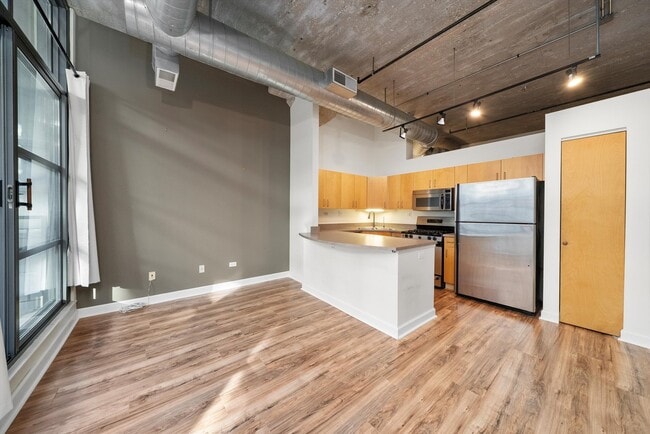 Building Photo - 900 N Kingsbury St