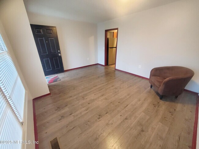 Foto del edificio - 1568 Hatley St W