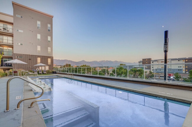 Building Photo - Encore