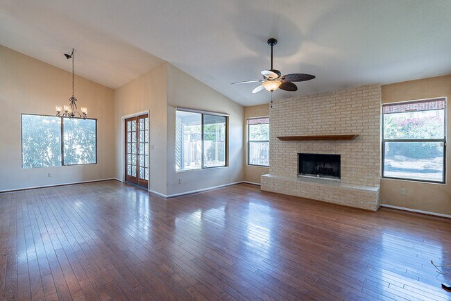Building Photo - 3 Bed 2 Bath Home with Diving Pool