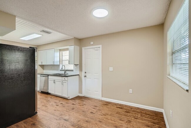Foto del edificio - 702 Whitehurst Street