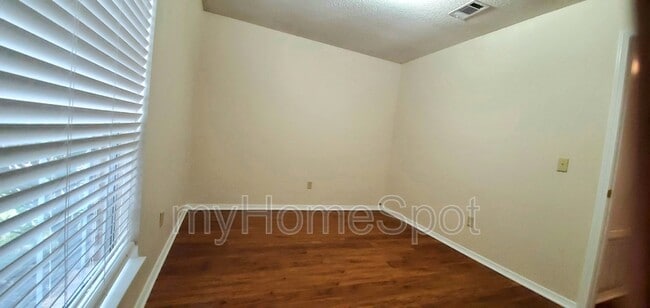 Foto del edificio - 425 Pine Crescent Way