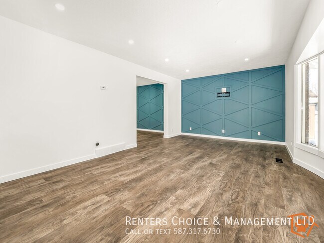 Photo du bâtiment - 2-storey Main Floor Suite with Driveway Pa...