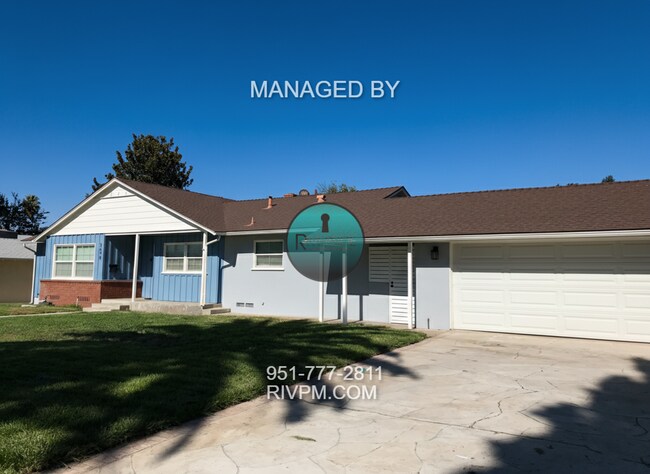 Building Photo - Tastefully remodeled home in a great Centr...