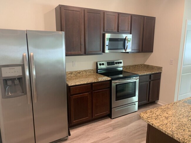 Building Photo - Beautiful Home Located In The New Chestnut Village Neighborhood On SW Archer Road