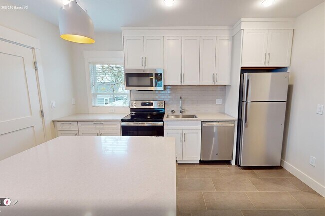 Building Photo - 208 Banks St