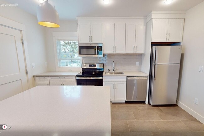 Building Photo - 208 Banks St