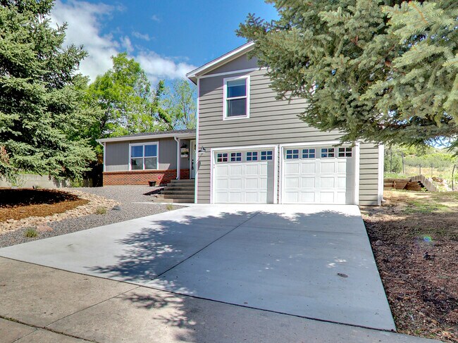 Building Photo - 2050 Rimwood Dr