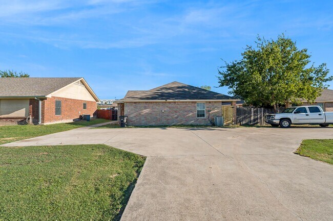 Foto del edificio - Spacious 4-Bedroom Home with Private Fenced Yard in Fort Worth