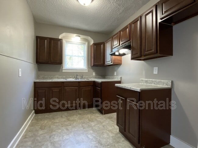 Building Photo - 811 E McKellar Ave