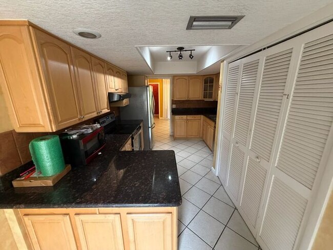 Building Photo - Charming 3 bed 3 bath townhome in the Orlando