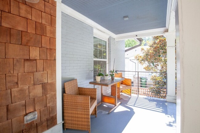 Building Photo - Gorgeous 4/3.5 w/ Bedroom on Main & Large,...