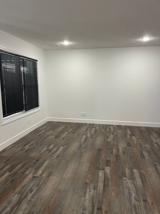 Building Photo - 3 BEDROOM 2.5 BATHROOM TOWNHOUSE FOR RENT