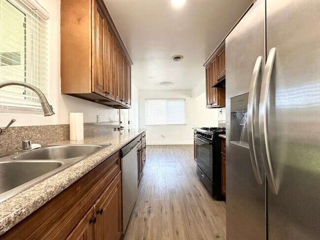 Foto del edificio - Beautiful three bedroom two bath home in Roseville!!