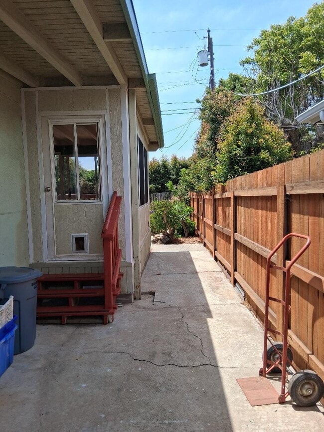 Building Photo - 491 Carnation Ave