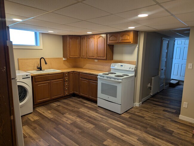 Cocina con encimeras nuevas de madera de abedul y buena luz natural. - 906 Bethel St