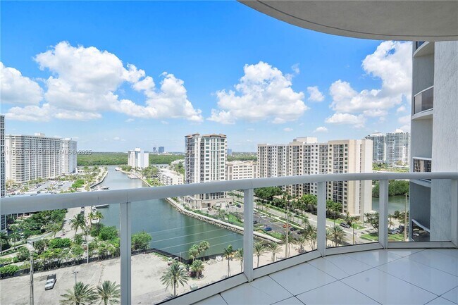 Foto del edificio - 15811 Collins Ave