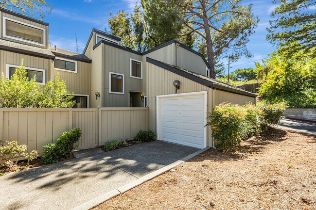 Foto del edificio - Beautiful Remodeled 3 Bedroom Townhome