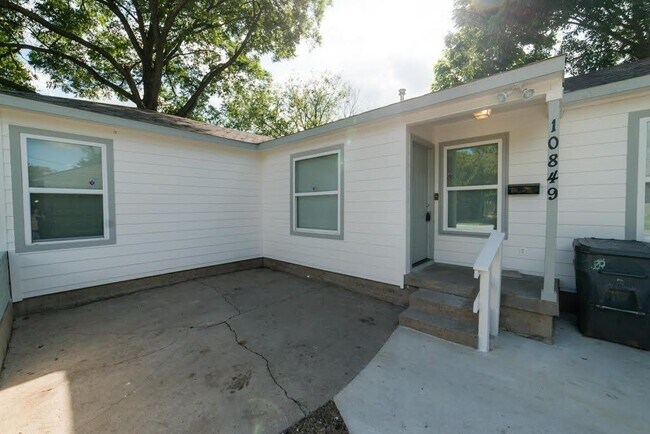 Building Photo - 10849 Estacado Dr
