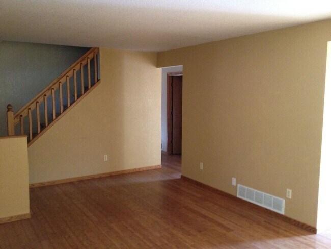 Building Photo - Spacious 5 Bedroom Home in Desirable West ...