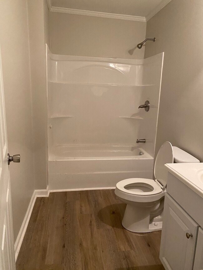 Foto del edificio - Yellow Fully Renovated Two Bedroom Cottage