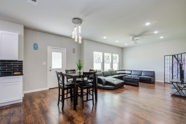 Building Photo - 3510 Oleander Ave